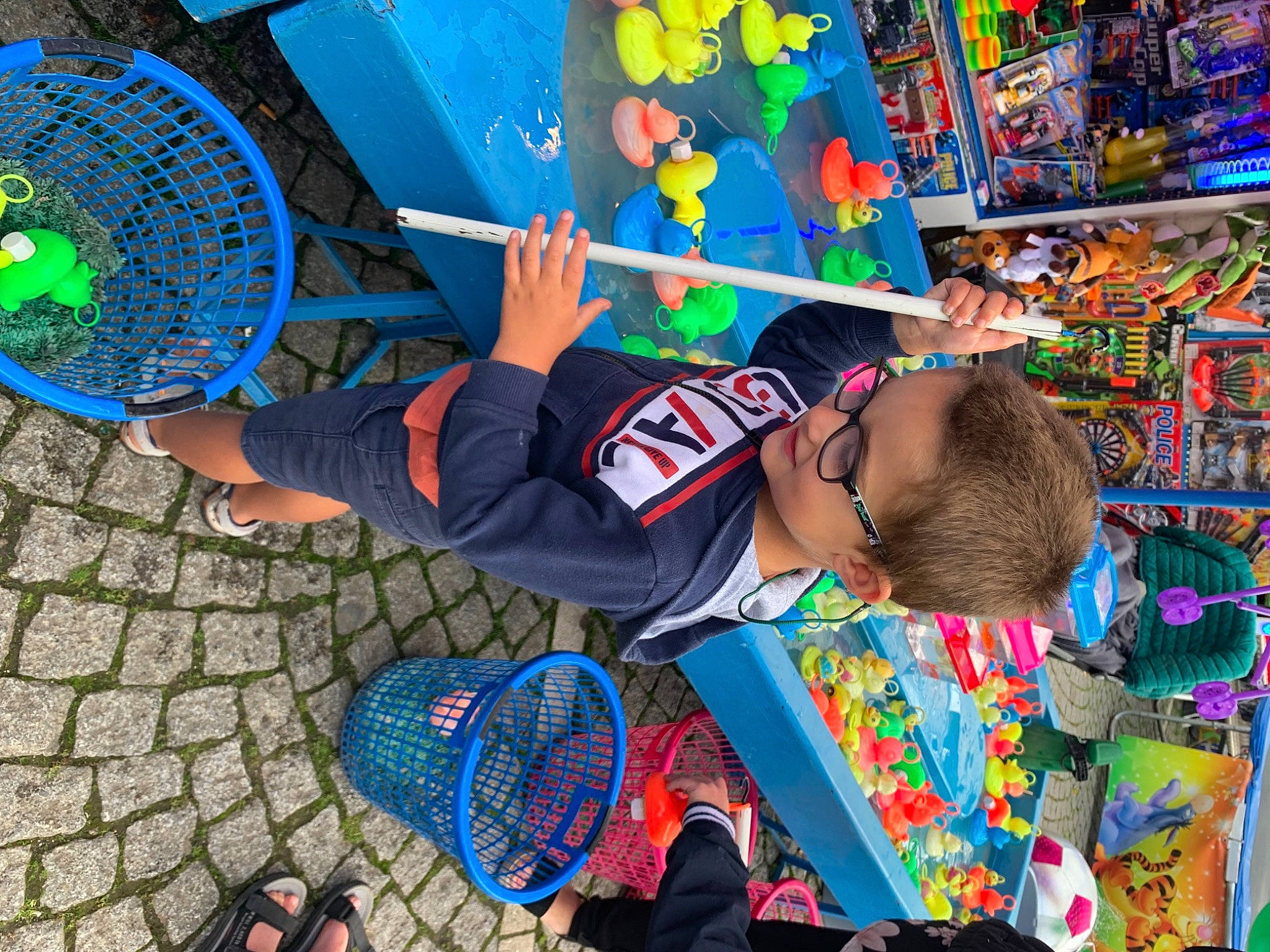 Hugo participe au concours pour gagner de l'argent avec cette photo : art, artist, blue, child, electric_blue, event, fun, green, leg, leisure, mural, organism, person, play, recreation, shoe, snapshot, sneakers, t_shirt, toddler