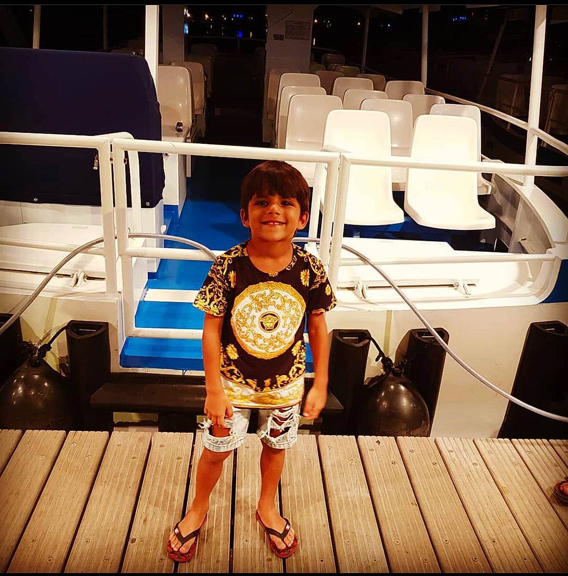 Seyfi participe au concours pour gagner de l'argent avec cette photo : boat, child, cool, deck, fun, joy, leisure, lifejacket, person, recreation, summer, vacation, vehicle, watercraft