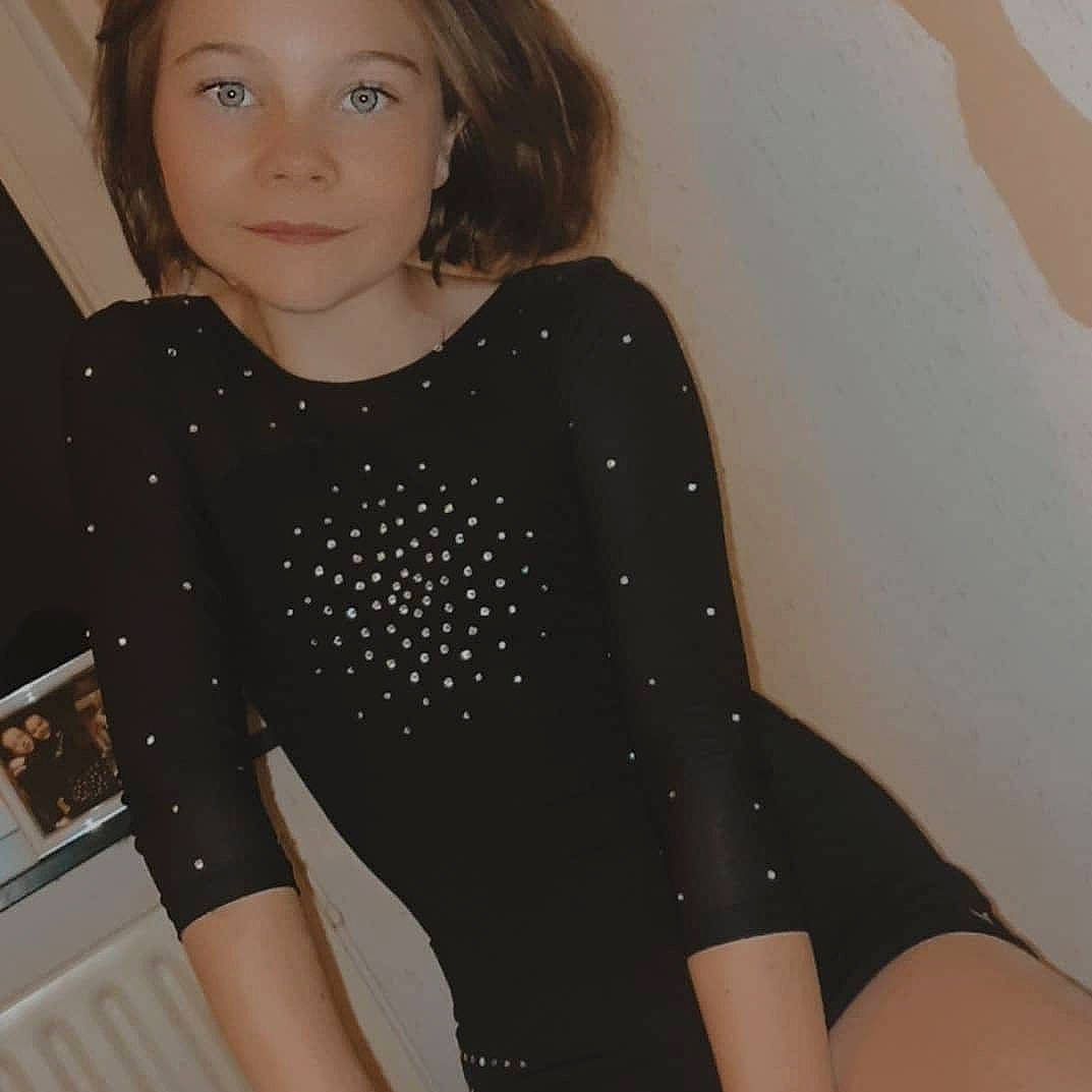 Océane a rejoint le concours — aidez-le/la à gagner de superbes lots ! arm, clothing, design, dress, elbow, headwear, neck, pattern, person, polka_dot, shoulder, sleeve