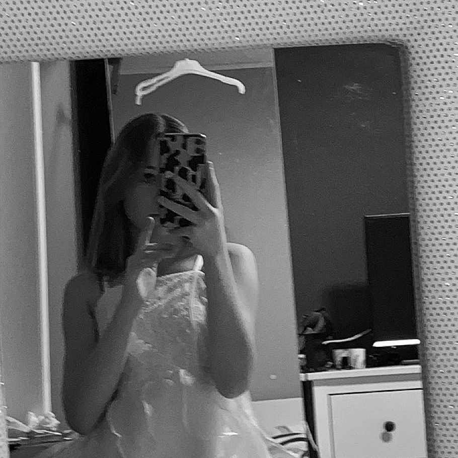 Oceane participe au concours pour gagner de l'argent avec cette photo : black, black_and_white, bridal_clothing, bridal_veil, cabinetry, drawer, dress, dresser, finger, flash_photography, gesture, gown, grey, hand, happy, photograph, standing, style, wedding_dress, white