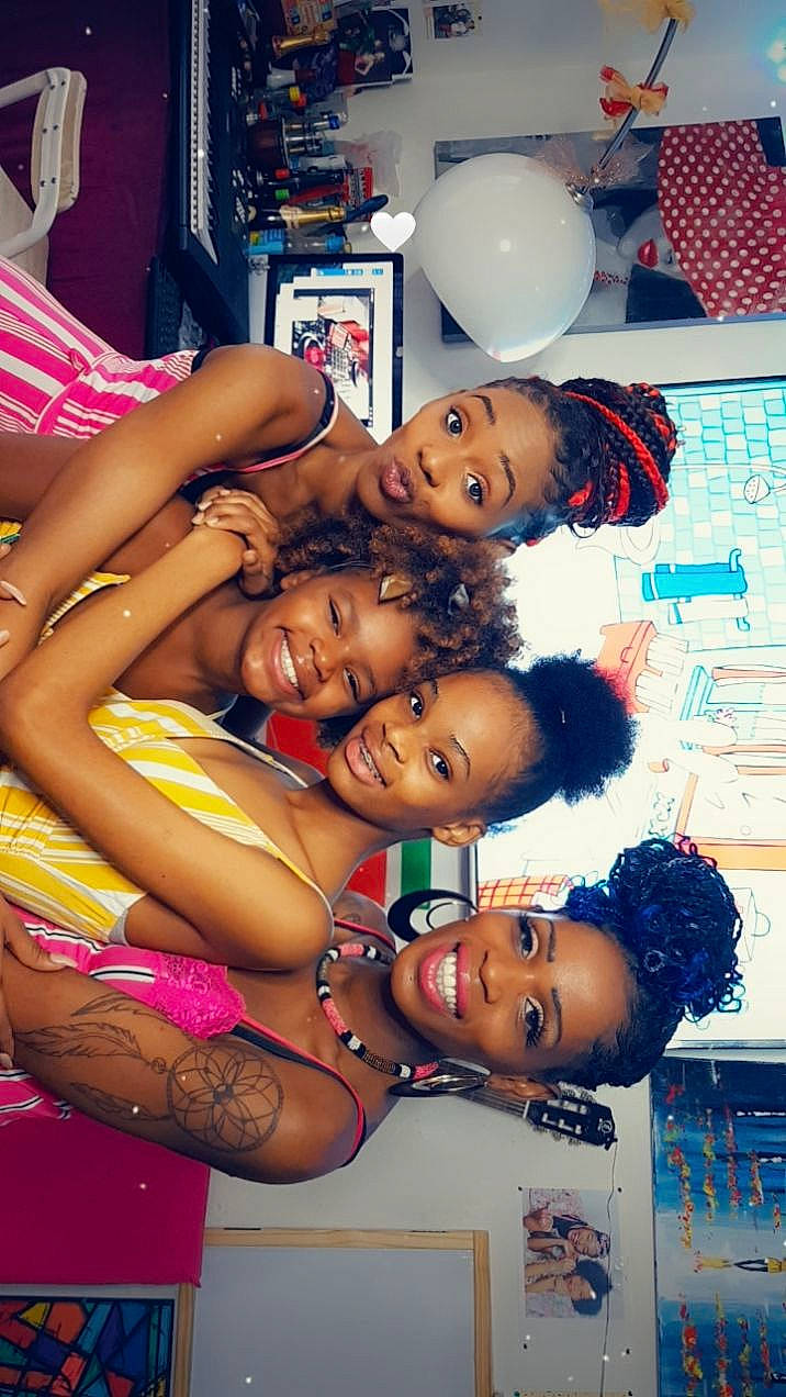 Maïly participe au concours pour gagner de l'argent avec cette photo : balloon, blurred, bracelet, eye, happy, head, joy, mouth, nail, nose, party_supply, person, shelf, style, surprise