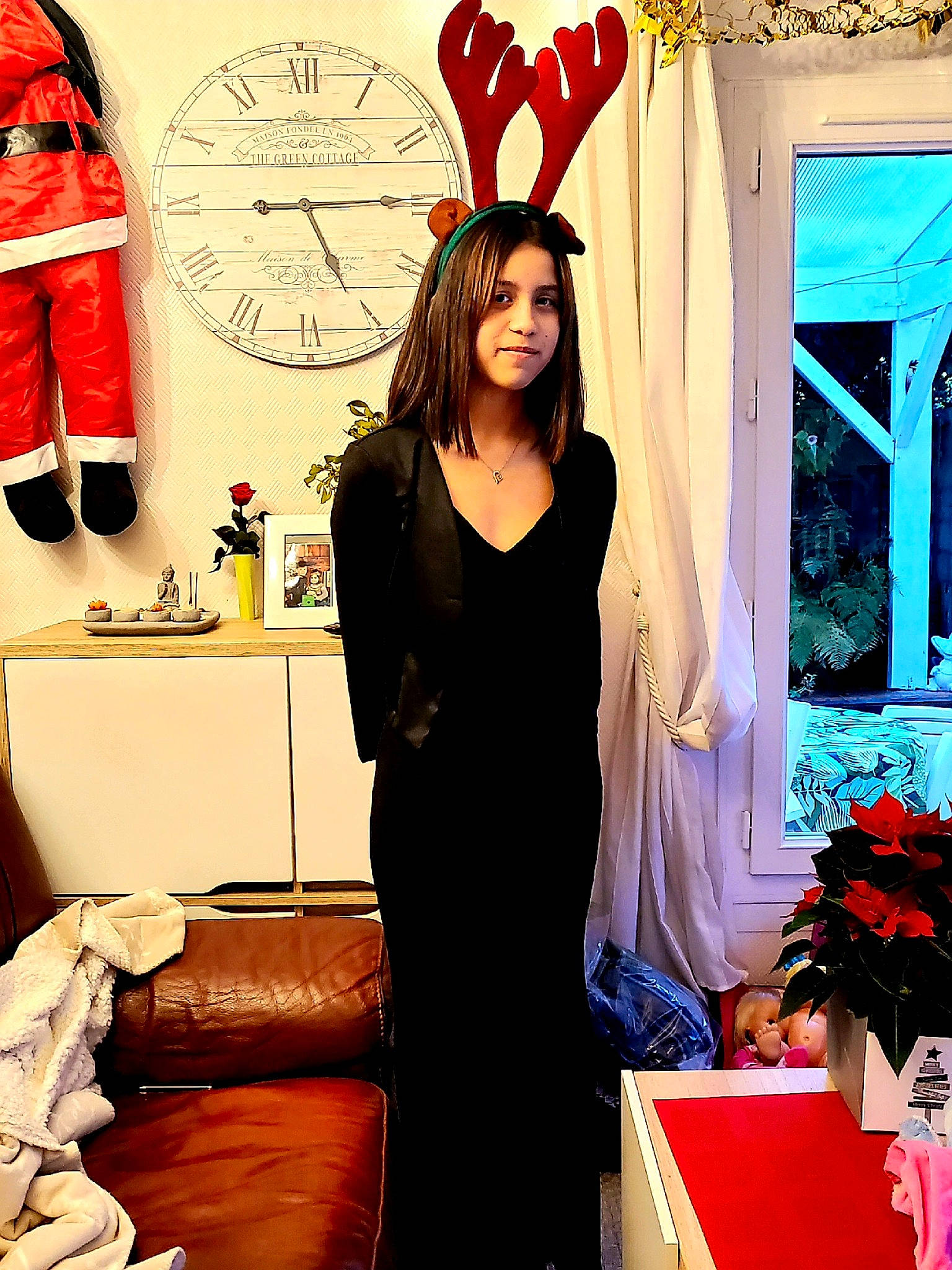 Thaissa participe au concours pour gagner de l'argent avec cette photo : beauty, black, clock, event, fashion, fashion_design, happy, human, interior_design, joy, organ, person, photograph, picture_frame, pink, red, sleeve, smile, snapshot, style