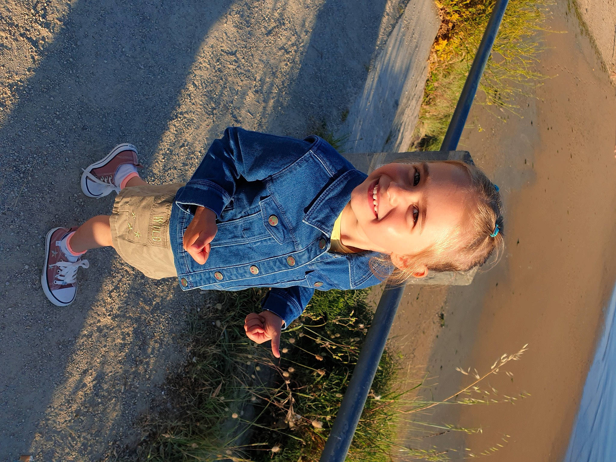 Nina a rejoint le concours — aidez-le/la à gagner de superbes lots ! asphalt, child, concrete, denim, electric_blue, fun, grass, happy, joy, leaf, leisure, people_in_nature, person, play, recreation, reflection, shadow, smile, sunlight, tints_and_shades