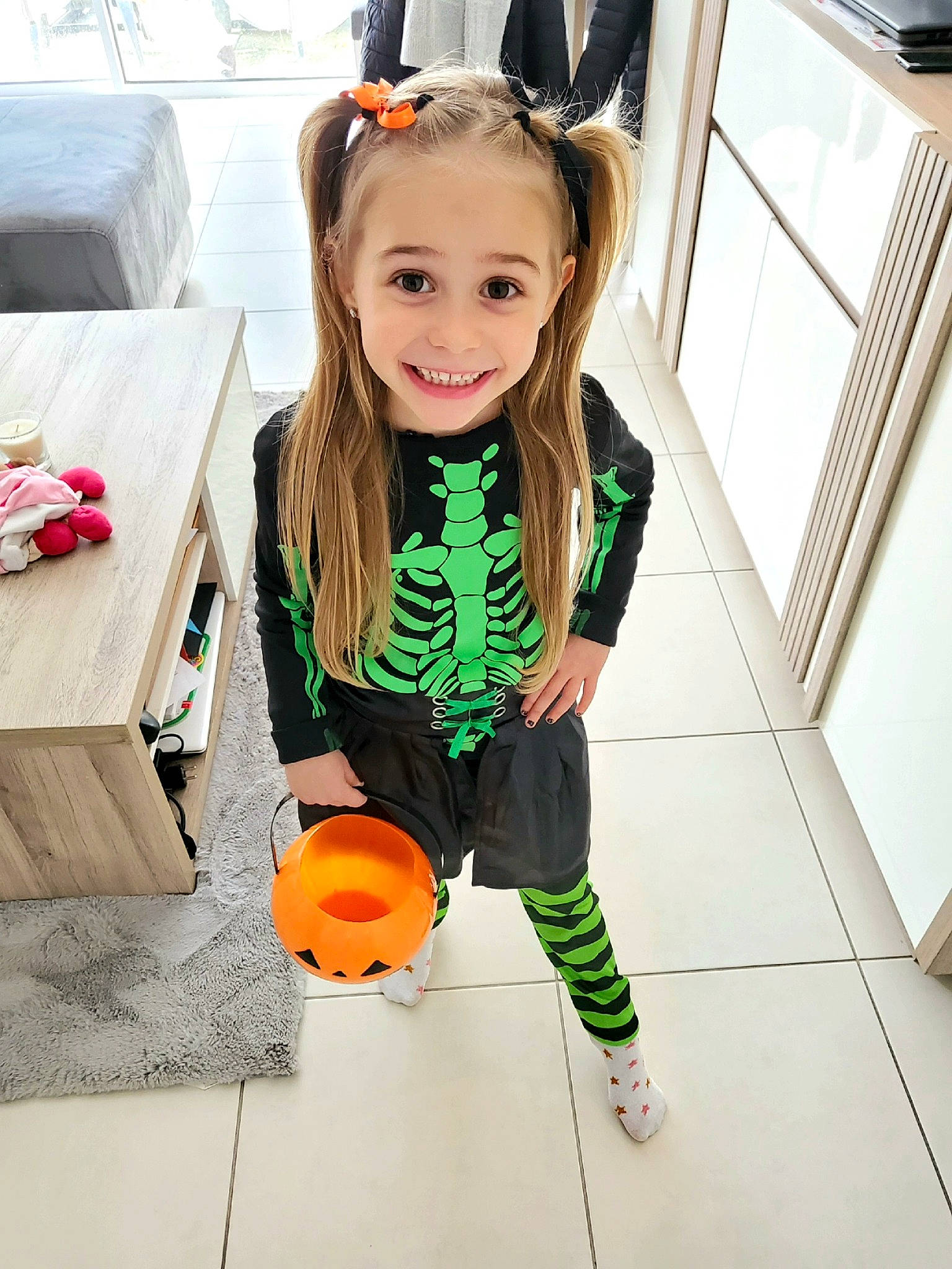 Nina participe au concours pour gagner de l'argent avec cette photo : calabaza, child, cucurbita, flooring, fun, gourd, happy, head, joy, orange, person, pumpkin, sitting, sleeve, smile, sportswear, t_shirt, table, tableware, toddler