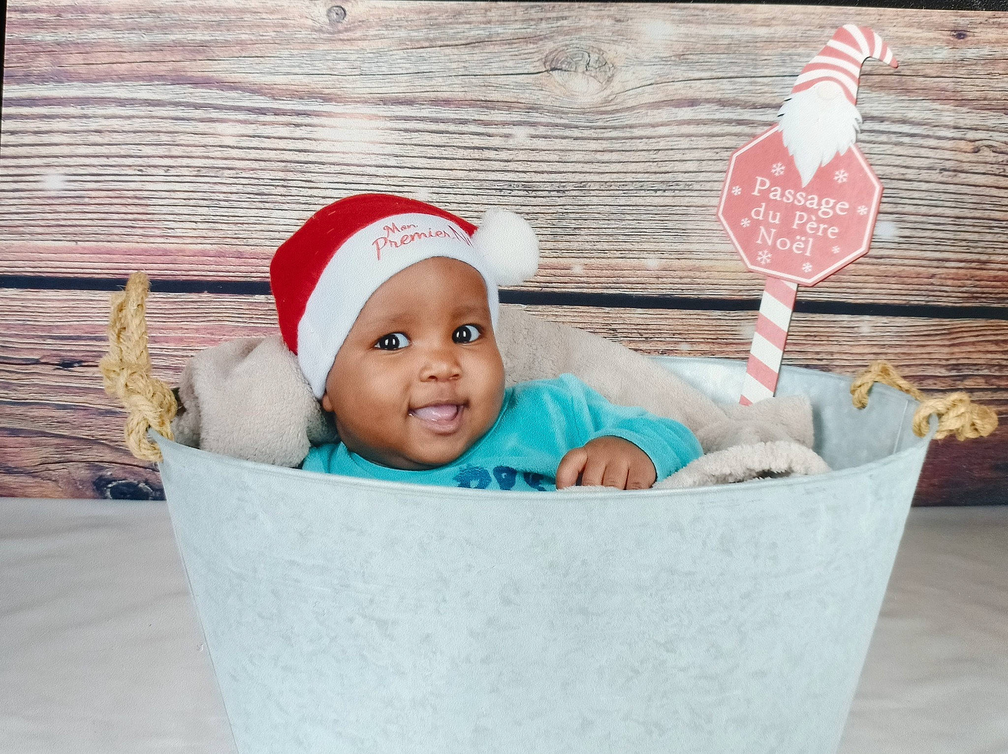 Owen a rejoint le concours — aidez-le/la à gagner de superbes lots ! baby, baby_products, baby_toddler_clothing, cap, child, event, fashion_accessory, fun, happy, hat, headgear, headwear, holiday, joy, person, pink, portrait_photography, room, sitting, sleeve