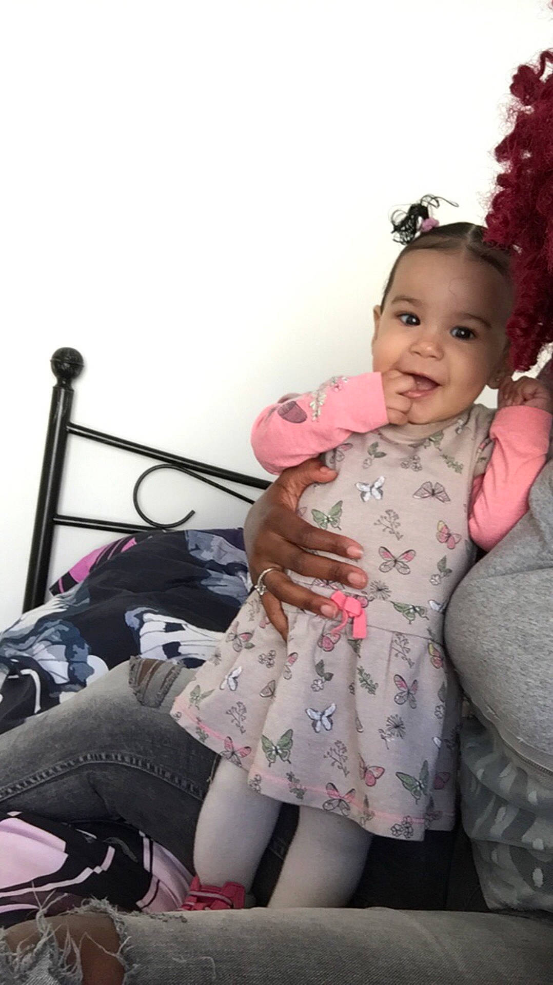 Maëlhya participe au concours pour gagner de l'argent avec cette photo : baby_products, car_seat, child, girl, hair_accessory, headgear, infant, joint, leg, person, pink, product, shoulder, sitting, skin, textile, toddler