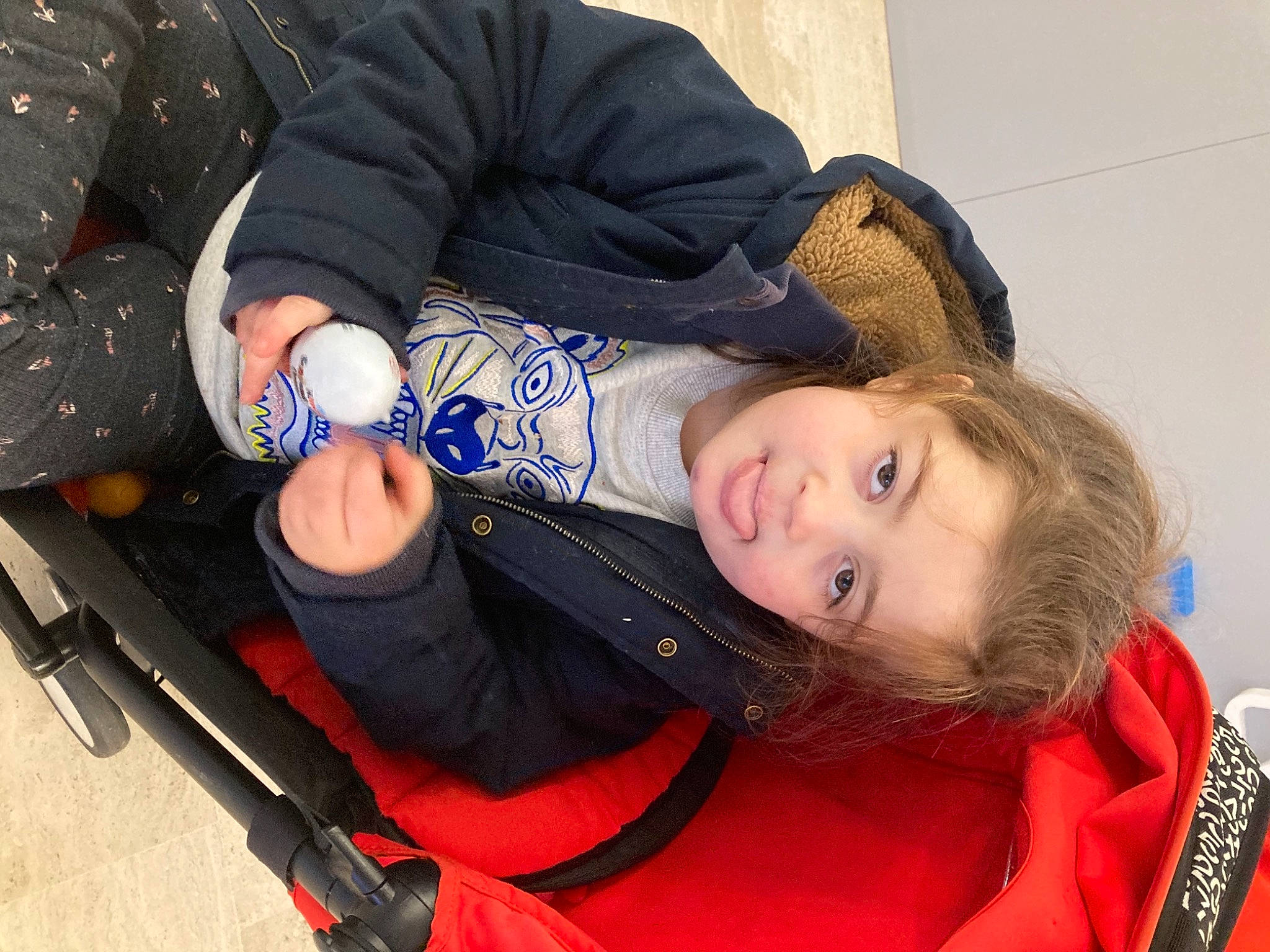 Julia participe au concours pour gagner de l'argent avec cette photo : child, comfort, electric_blue, fun, happy, hat, human_leg, knee, lap, leisure, person, sitting, smile, thigh, toddler