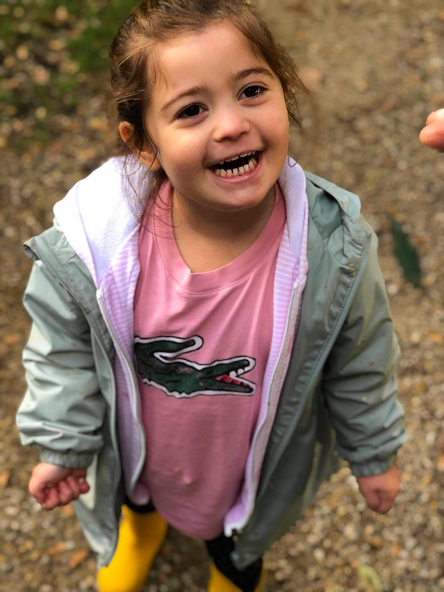 Julia participe au concours pour gagner de l'argent avec cette photo : adaptation, child, cool, eye, finger, flash_photography, fun, gesture, grass, happy, joy, leisure, lip, mouth, people_in_nature, person, pink, skin, sleeve, smile