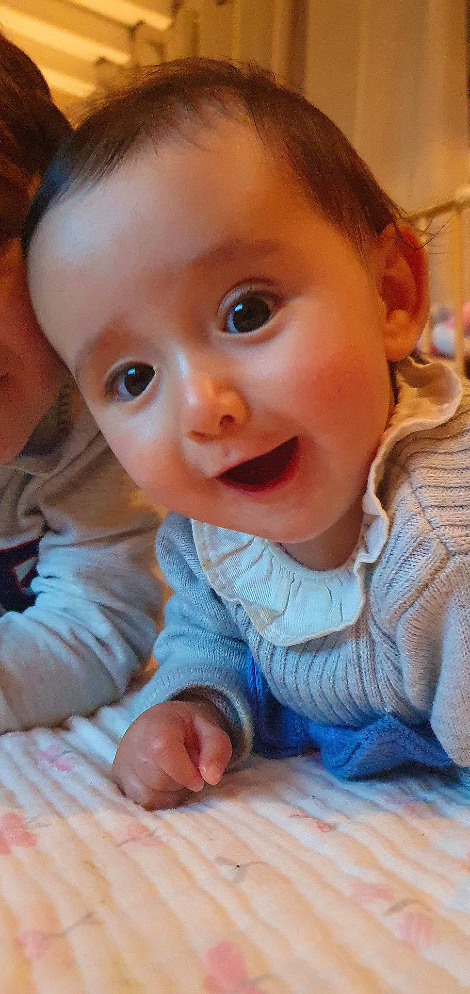 Ambrine a rejoint le concours — aidez-le/la à gagner de superbes lots ! baby_toddler_clothing, cheek, chin, eye, eyebrow, facial_expression, gesture, happy, head, human, iris, lip, mammal, mouth, nose, person, skin, sleeve, smile, standing