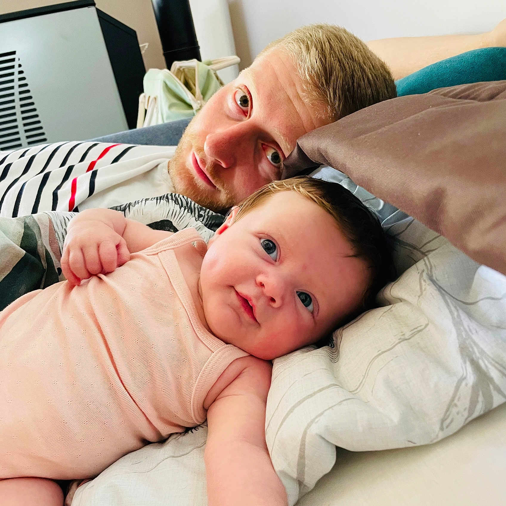 Anita participe au concours pour gagner de l'argent avec cette photo : baby, bed, blanket, child, closeup, clothing, cuddling, family, happy, head, indoor, laying_down, man, parent, person, pillow, portrait, relaxation, skin, smile