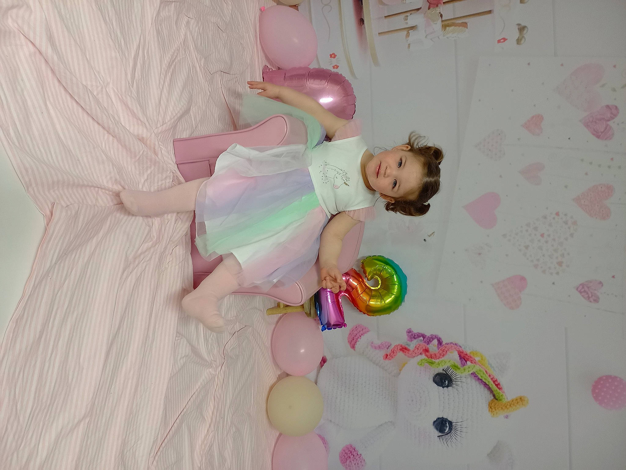 Cloe a rejoint le concours — aidez-le/la à gagner de superbes lots ! baby, baby_products, baby_toddler_clothing, baby_toys, balloon, child, circle, event, fun, happy, leg, magenta, party, party_supply, pattern, peach, person, pink, play, toddler