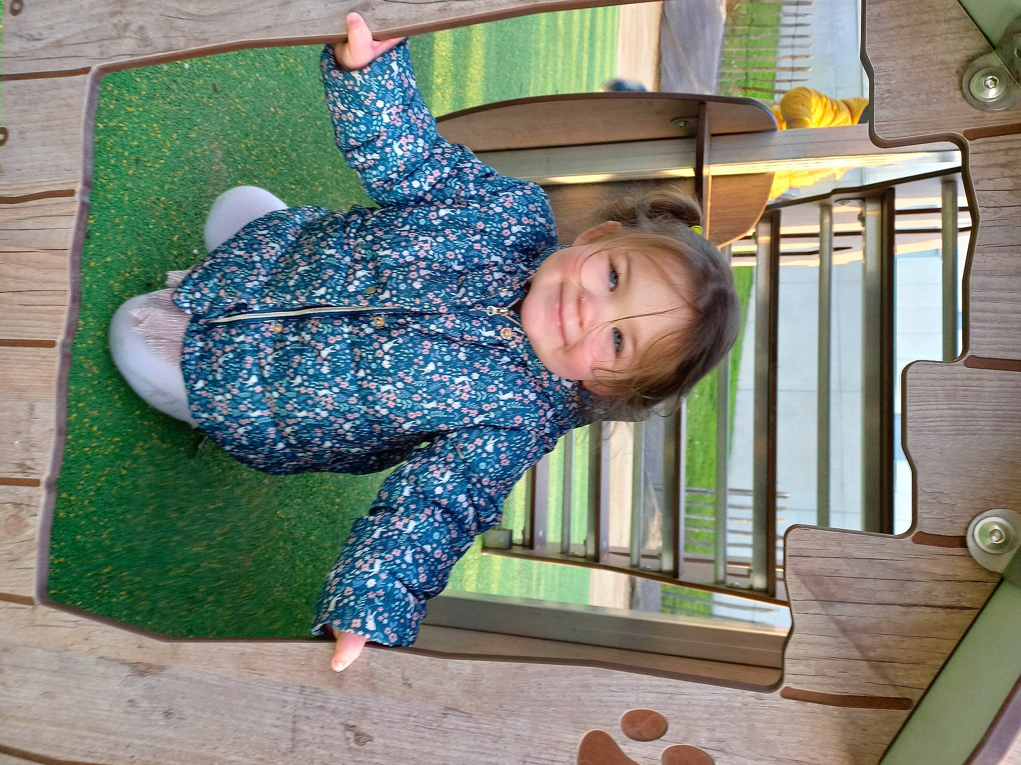 Cloe a rejoint le concours — aidez-le/la à gagner de superbes lots ! baby_toddler_clothing, child, denim, electric_blue, facial_expression, flooring, fun, grass, green, happy, joy, leisure, outdoor_play_equipment, pattern, person, play, sitting, sleeve, smile, toddler