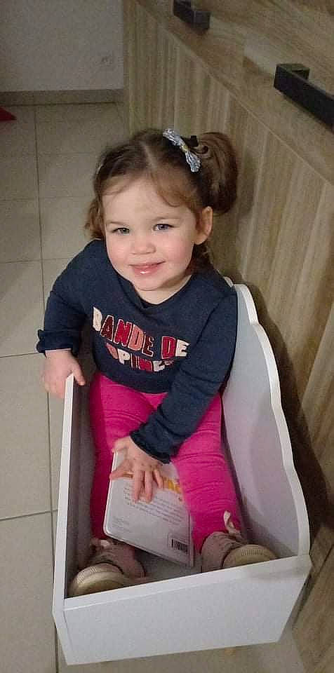 Cloe a rejoint le concours — aidez-le/la à gagner de superbes lots ! baby, baby_products, baby_toddler_clothing, chair, cheek, child, fashion_accessory, fun, happy, headband, joy, magenta, pattern, person, pink, play, sitting, sleeve, smile, t_shirt