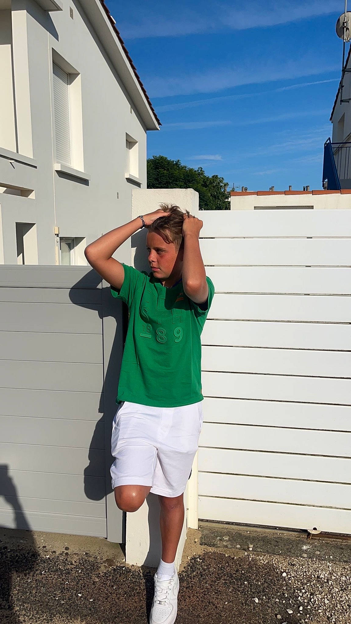 Jaden a rejoint le concours — aidez-le/la à gagner de superbes lots ! cap, cool, electric_blue, eyewear, grass, hat, human_leg, knee, landscape, leisure, luggage_and_bags, person, recreation, shorts, sky, sleeve, sportswear, t_shirt, thigh, travel