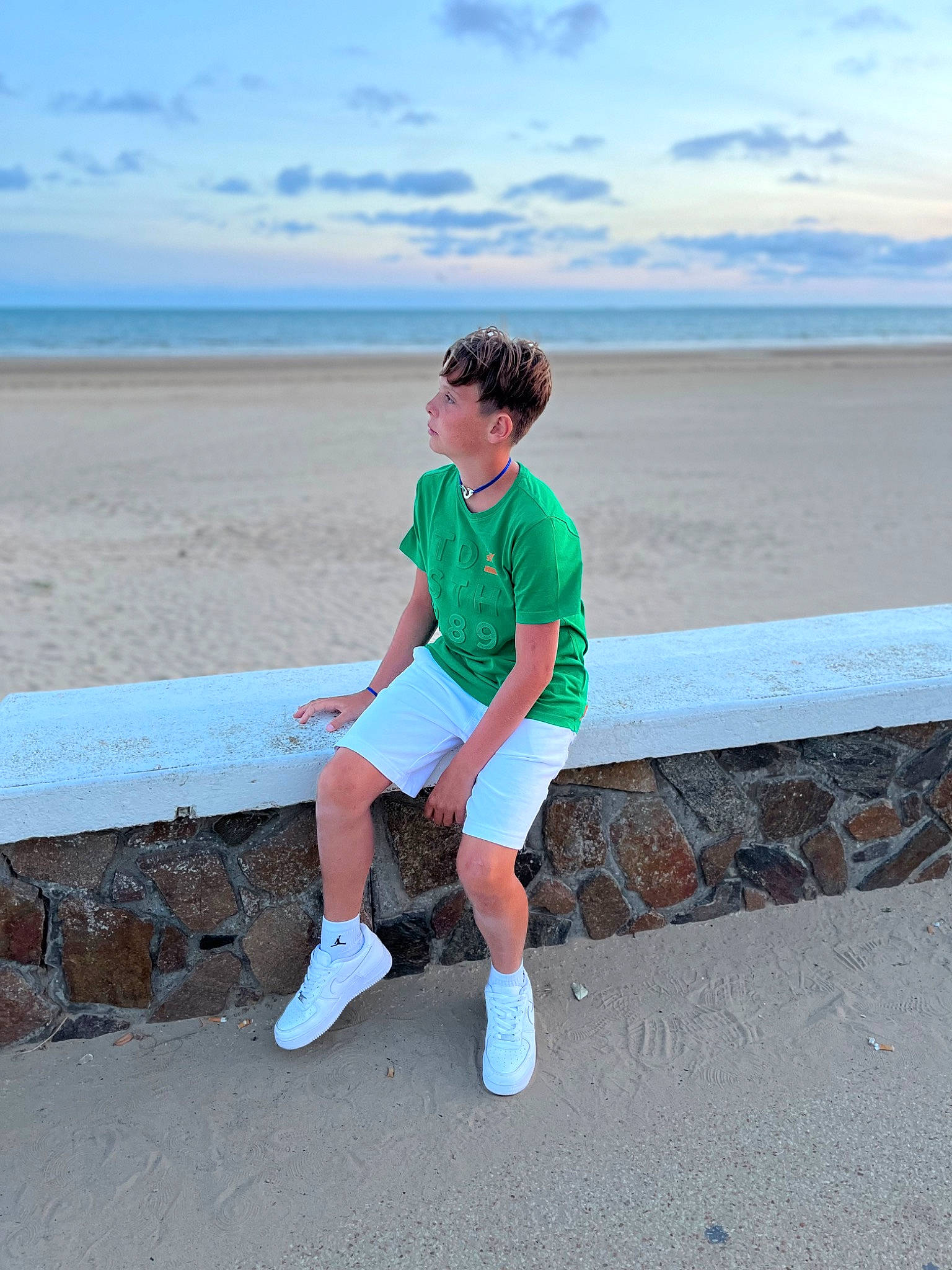 Jaden a rejoint le concours — aidez-le/la à gagner de superbes lots ! azure, beach, cloud, electric_blue, fun, happy, horizon, human_leg, knee, landscape, leisure, people_in_nature, person, shorts, sky, sleeve, summer, t_shirt, thigh, travel