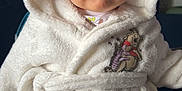 Amalya a rejoint le concours — aidez-le/la à gagner de superbes lots ! baby, child, face, hood, robe, white, soft, fluffy, blanket, indoor, cute, blue_eyes, clothing, portrait, warm, cozy, toddler, expression, sitting, plush