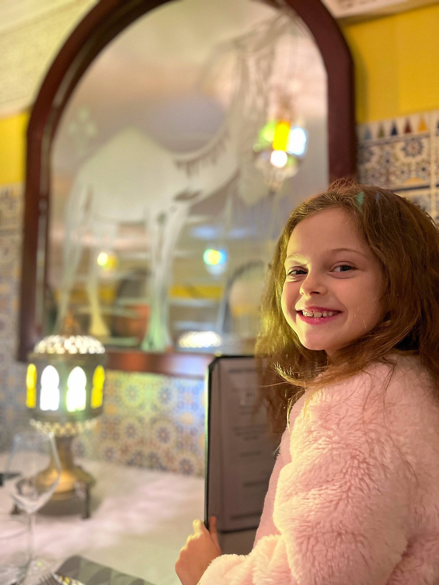 Lilou participe au concours pour gagner de l'argent avec cette photo : blond, brown_hair, child, flash_photography, fun, glass, hair, hairstyle, happy, joy, leisure, mirror, person, reflection, room, sitting, skin, smile, snapshot, toddler