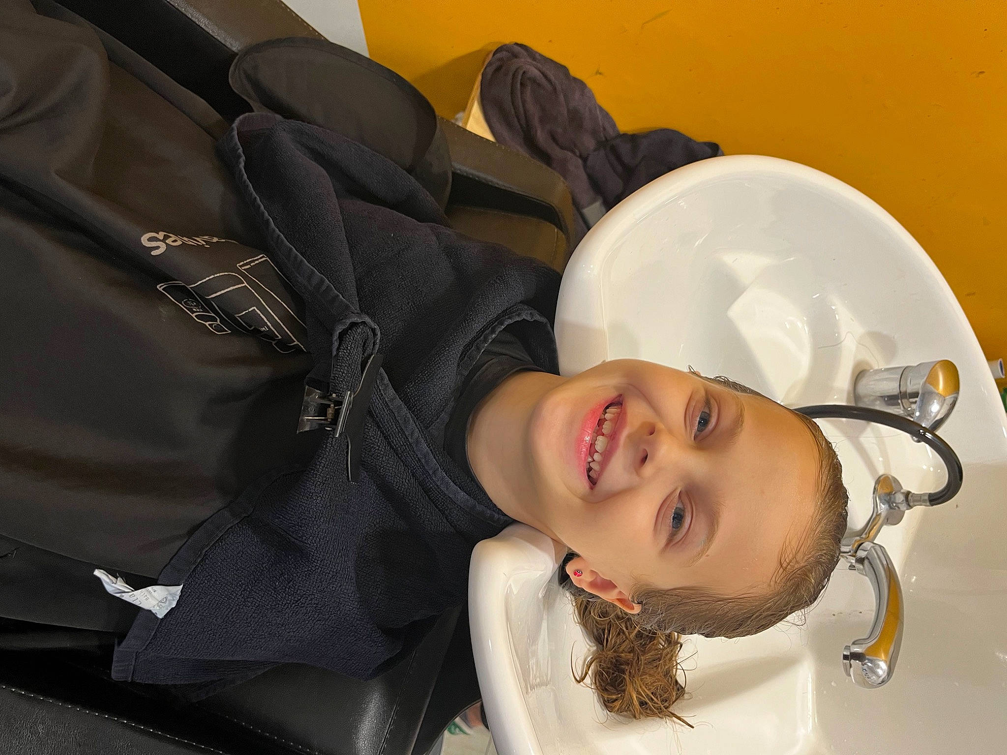 Lilou a rejoint le concours — aidez-le/la à gagner de superbes lots ! audio_equipment, child, comfort, earrings, eyelash, eyewear, fashion_accessory, flash_photography, fun, happy, hearing, jewellery, joy, laugh, person, personal_protective_equipment, smile, toddler