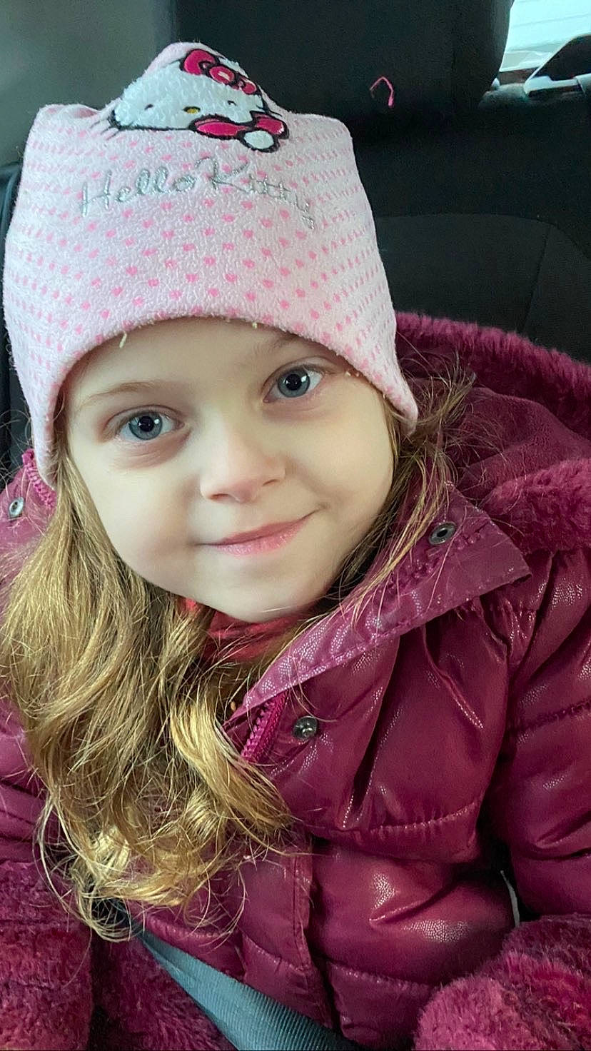 Lilou a rejoint le concours — aidez-le/la à gagner de superbes lots ! cap, cheek, child, clothing, cool, eye, happy, headgear, headwear, joy, knit_cap, lip, magenta, outerwear, person, pink, purple, skin, smile, textile