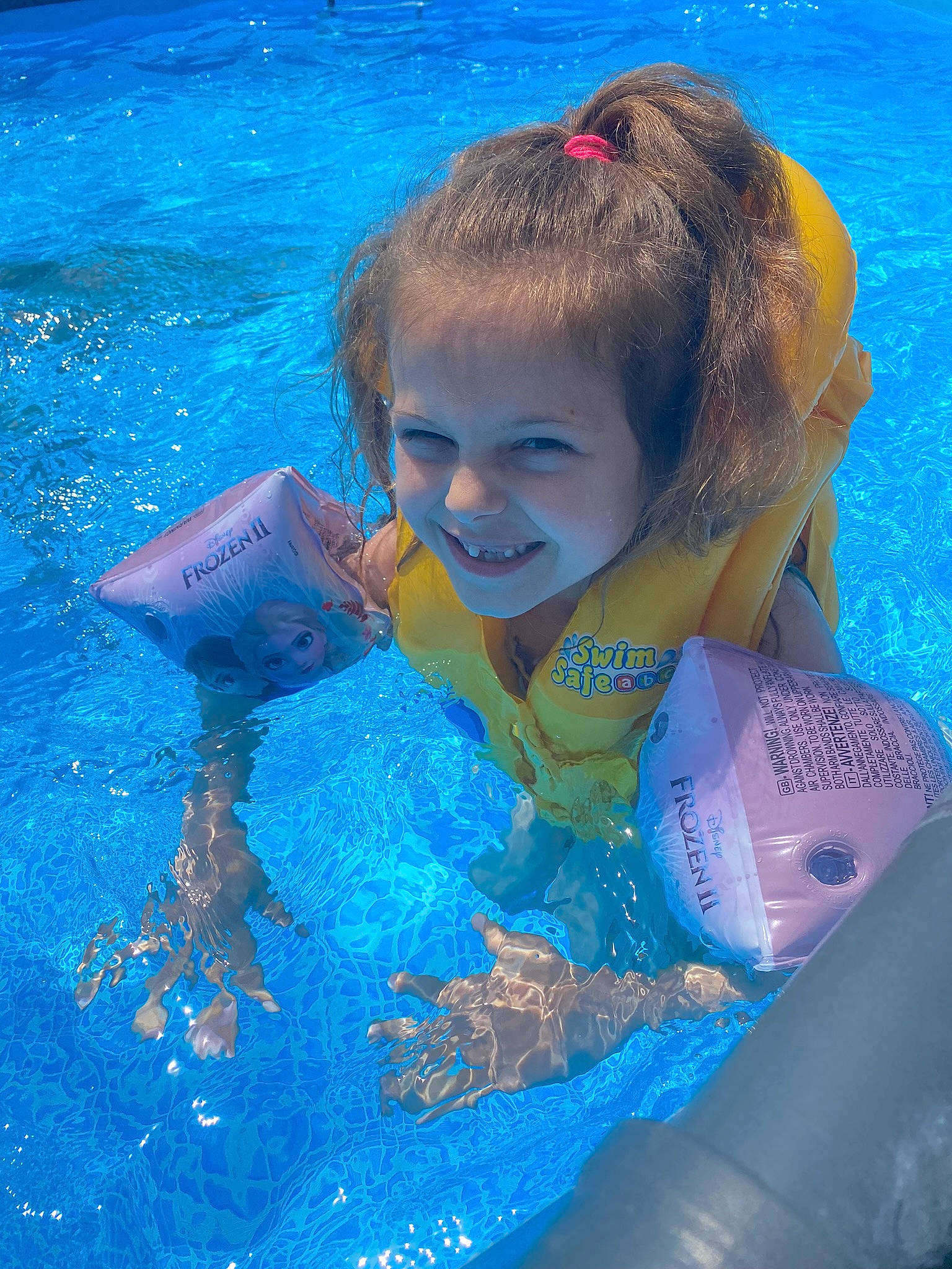 Lilou participe au concours pour gagner de l'argent avec cette photo : aqua, azure, beauty, blue, child, electric_blue, fun, games, hair, happy, joy, leisure, leisure_centre, person, personal_protective_equipment, play, recreation, smile, swimmer, swimming_pool