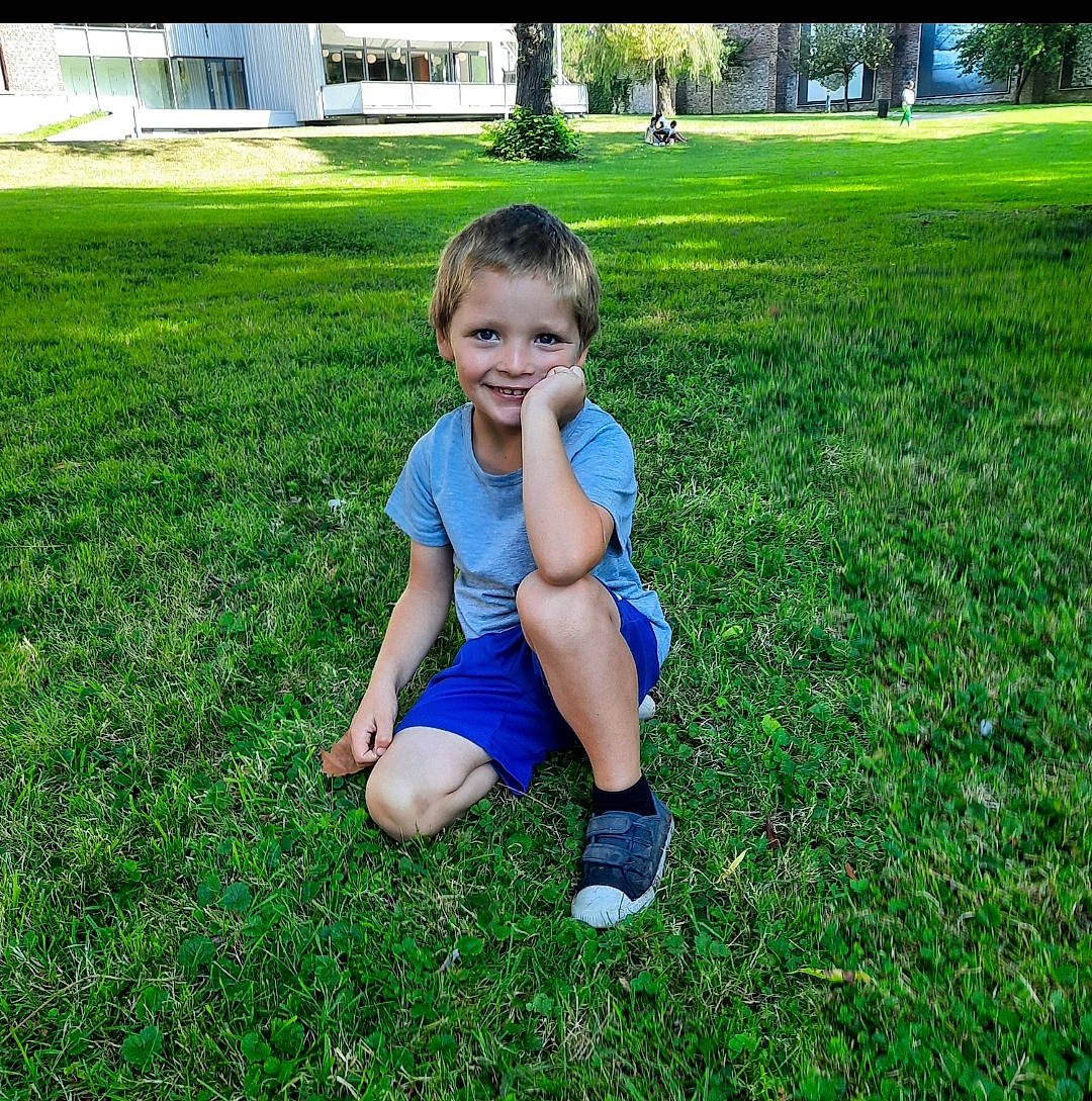 Thiago a rejoint le concours — aidez-le/la à gagner de superbes lots ! baby_toddler_clothing, fun, grass, grass_family, grassland, green, groundcover, happy, joy, lawn, leaf, leg, leisure, meadow, people_in_nature, person, plant, recreation, shorts, smile