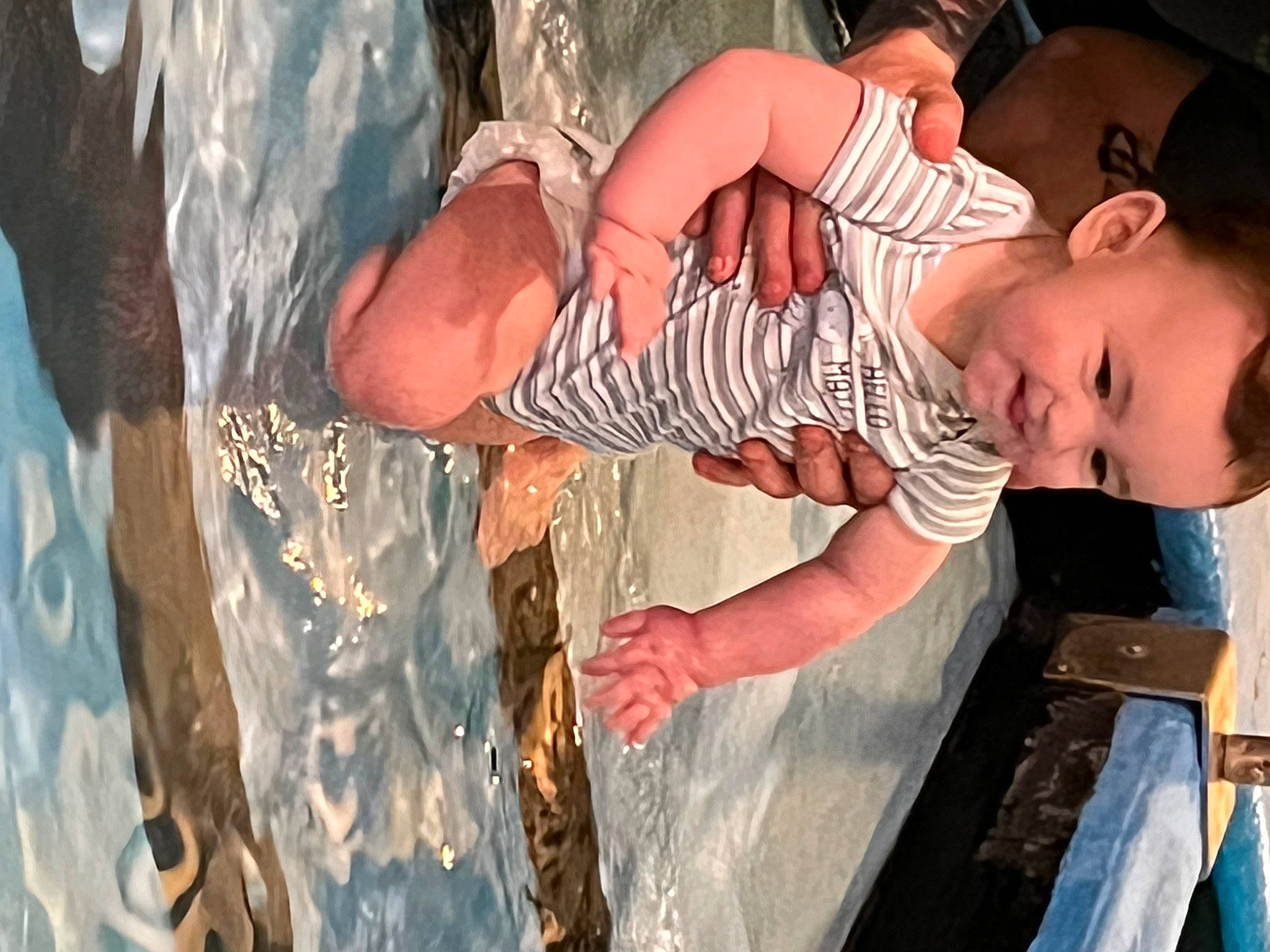 Zack participe au concours pour gagner de l'argent avec cette photo : arm, baby, barechested, baseball_cap, child, flesh, fun, happy, hat, human_body, leisure, mouth, person, shorts, smile, t_shirt, thigh, toddler, tree, visual_arts