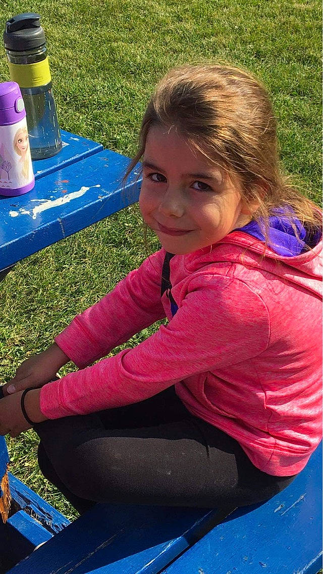 Alexia participe au concours pour gagner de l'argent avec cette photo : blue, child, cool, facial_expression, fun, grass, hairstyle, happy, human, human_body, joy, knee, leisure, nature, outdoor_recreation, people_in_nature, person, public_space, recreation, smile