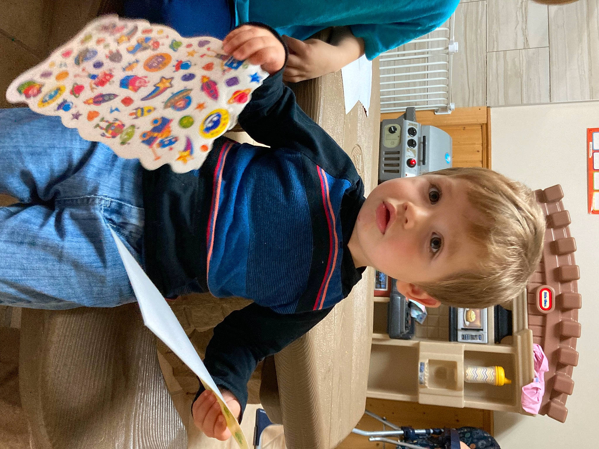 Alexia a rejoint le concours — aidez-le/la à gagner de superbes lots ! baby, child, fun, happy, headgear, pattern, person, play, room, sleeve, suit, t_shirt, tie, toddler, tree