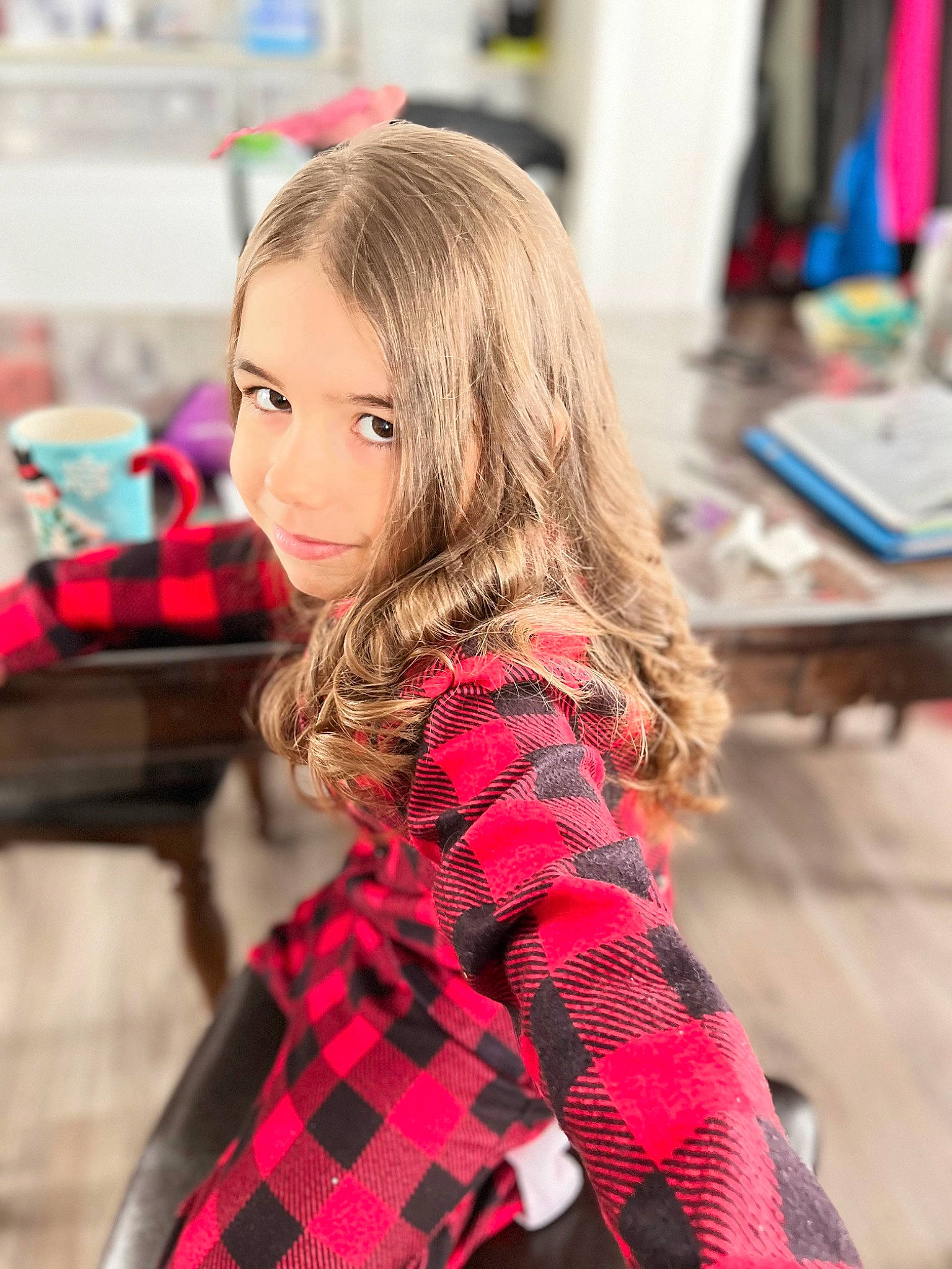 Alexia participe au concours pour gagner de l'argent avec cette photo : blond, brown_hair, collar, dress, electric_blue, event, fashion, fashion_design, fun, joint, long_hair, pattern, person, plaid, red, shoulder, sleeve, street_fashion, tartan, textile