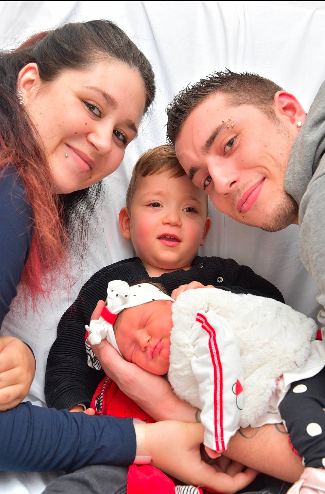 Kara a rejoint le concours — aidez-le/la à gagner de superbes lots ! baby, child, family, joy, people, person, product, sibling, toddler