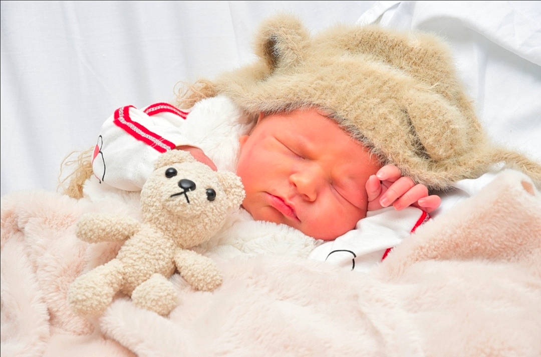 Kara participe au concours pour gagner de l'argent avec cette photo : baby, baby_sleeping, bedtime, child, headwear, nap, person, sleep, stuffed_toy, toddler