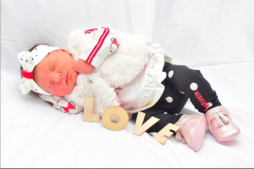 Kara participe au concours pour gagner de l'argent avec cette photo : baby, baby_products, child, fictional_character, headwear, person, photography, product, sleep, stuffed_toy, toddler, toy