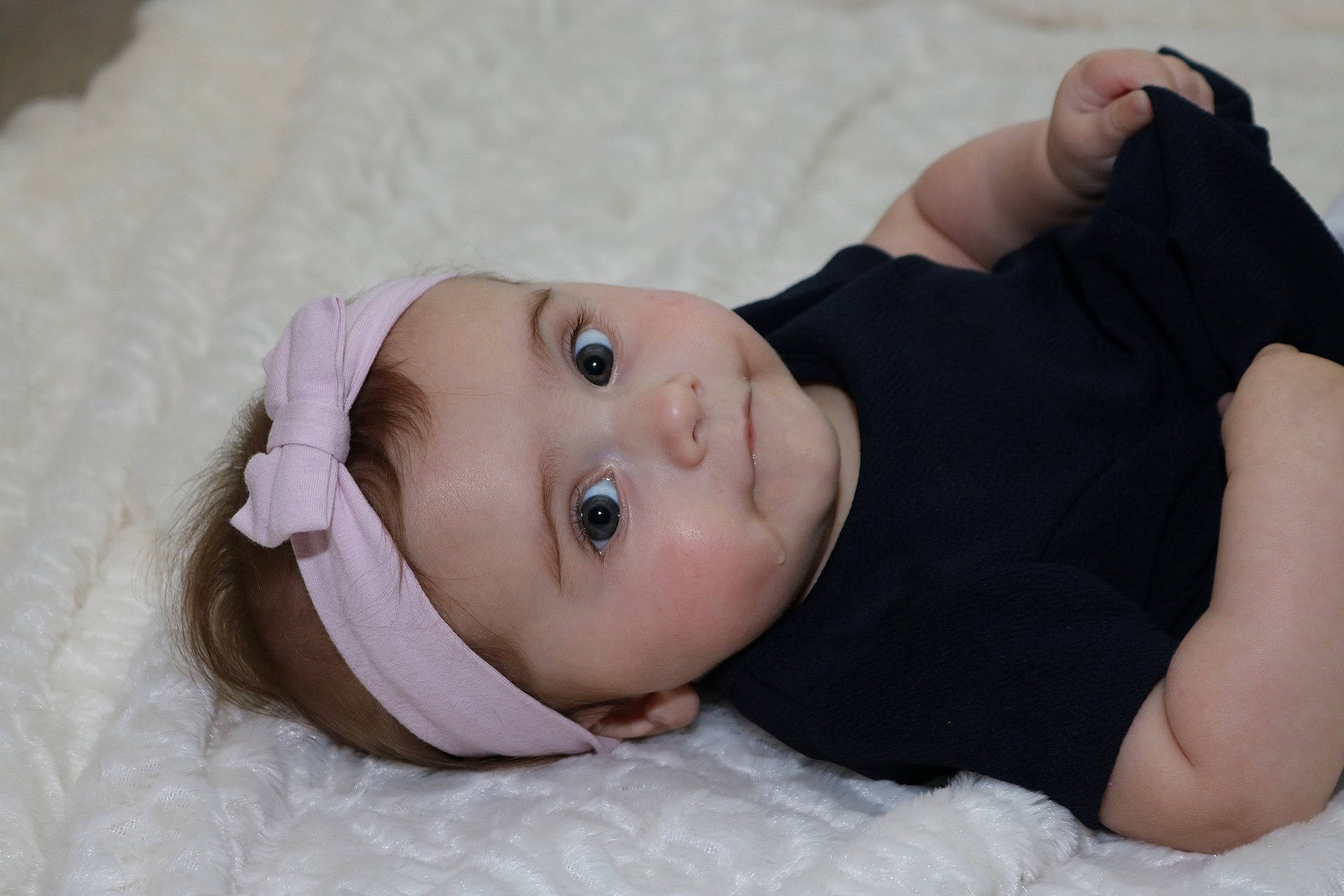 Ambre a rejoint le concours — aidez-le/la à gagner de superbes lots ! baby, baby_toddler_clothing, cheek, child, comfort, facial_expression, headwear, linens, person, photo_shoot, portrait_photography, skin, toddler, tummy_time