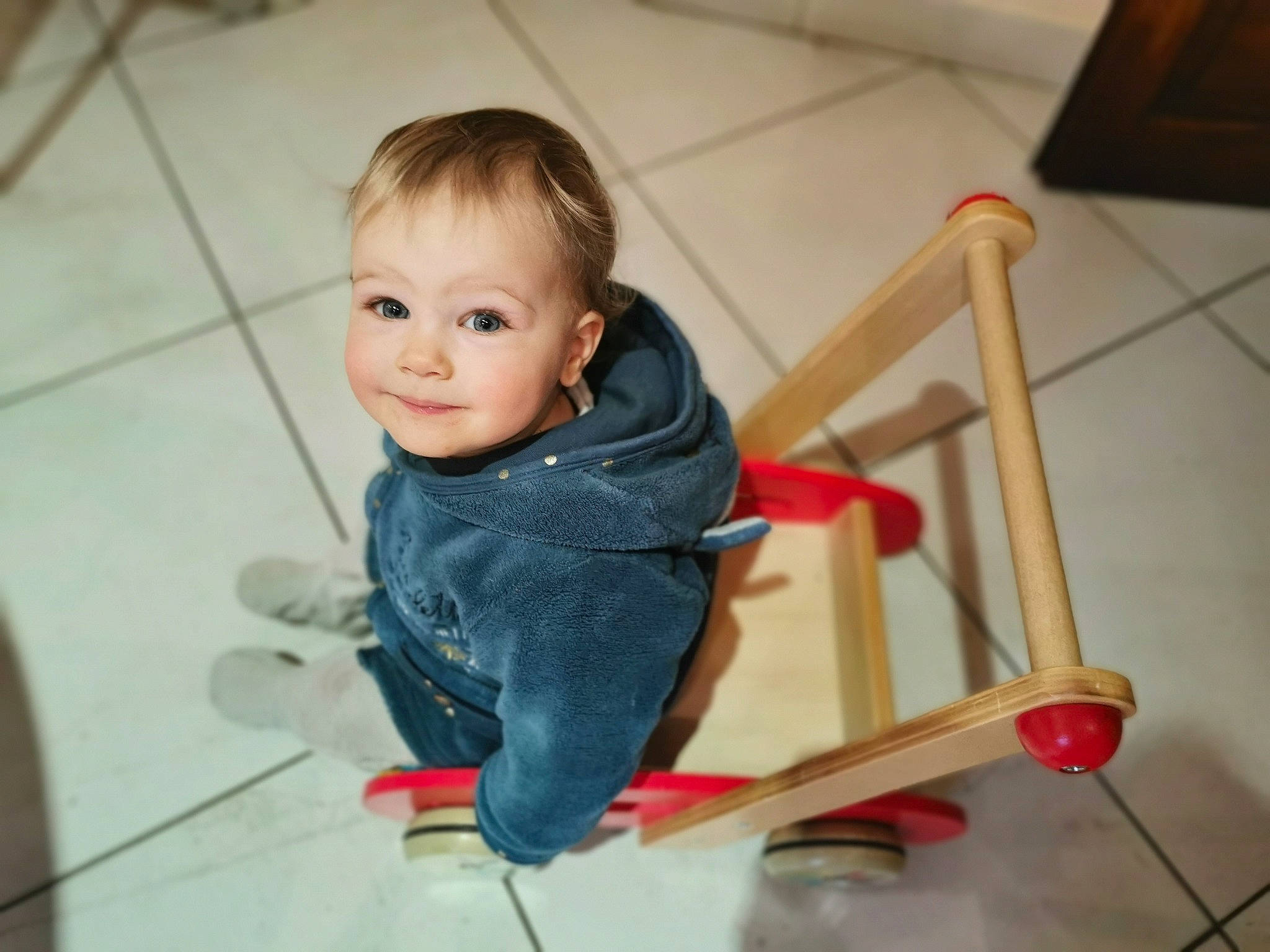 Célestine participe au concours pour gagner de l'argent avec cette photo : baby, baby_toddler_clothing, chair, cheek, child, comfort, flooring, fun, happy, hardwood, head, leisure, person, play, room, sitting, skin, smile, toddler, toy