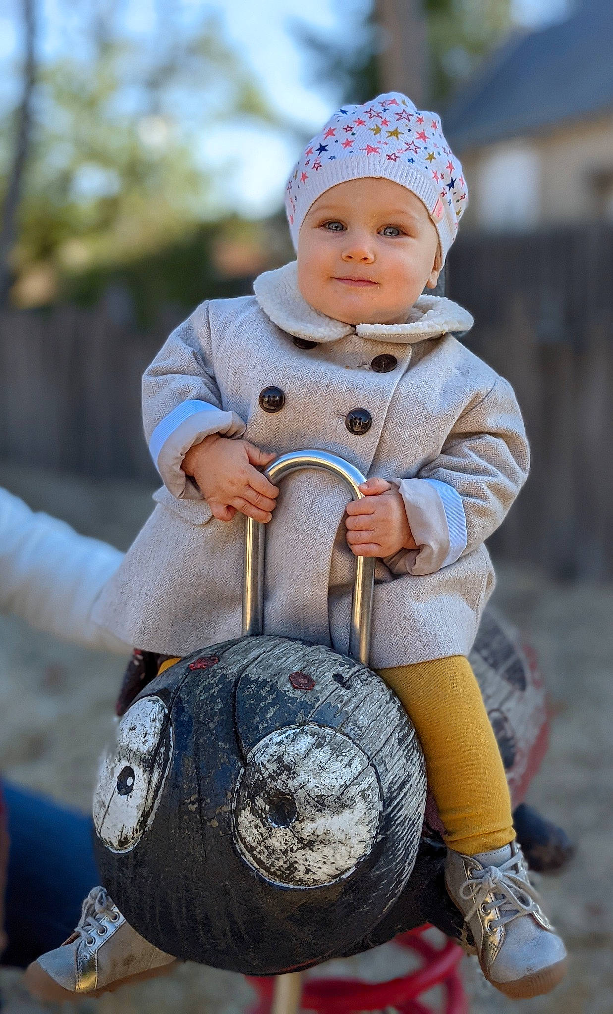 Célestine participe au concours pour gagner de l'argent avec cette photo : baby, baby_toddler_clothing, ball, cap, child, dress, eye, grass, happy, headgear, headwear, jacket, people_in_nature, person, personal_protective_equipment, recreation, sleeve, smile, street_fashion, toddler