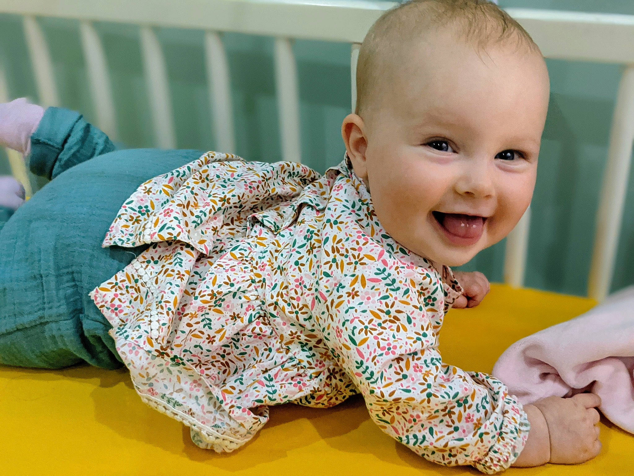 Célestine a rejoint le concours — aidez-le/la à gagner de superbes lots ! baby, baby_laughing, baby_toddler_clothing, cheek, child, comfort, dress, finger, flooring, green, hand, happy, pattern, person, sitting, skin, sleeve, smile, t_shirt, toddler