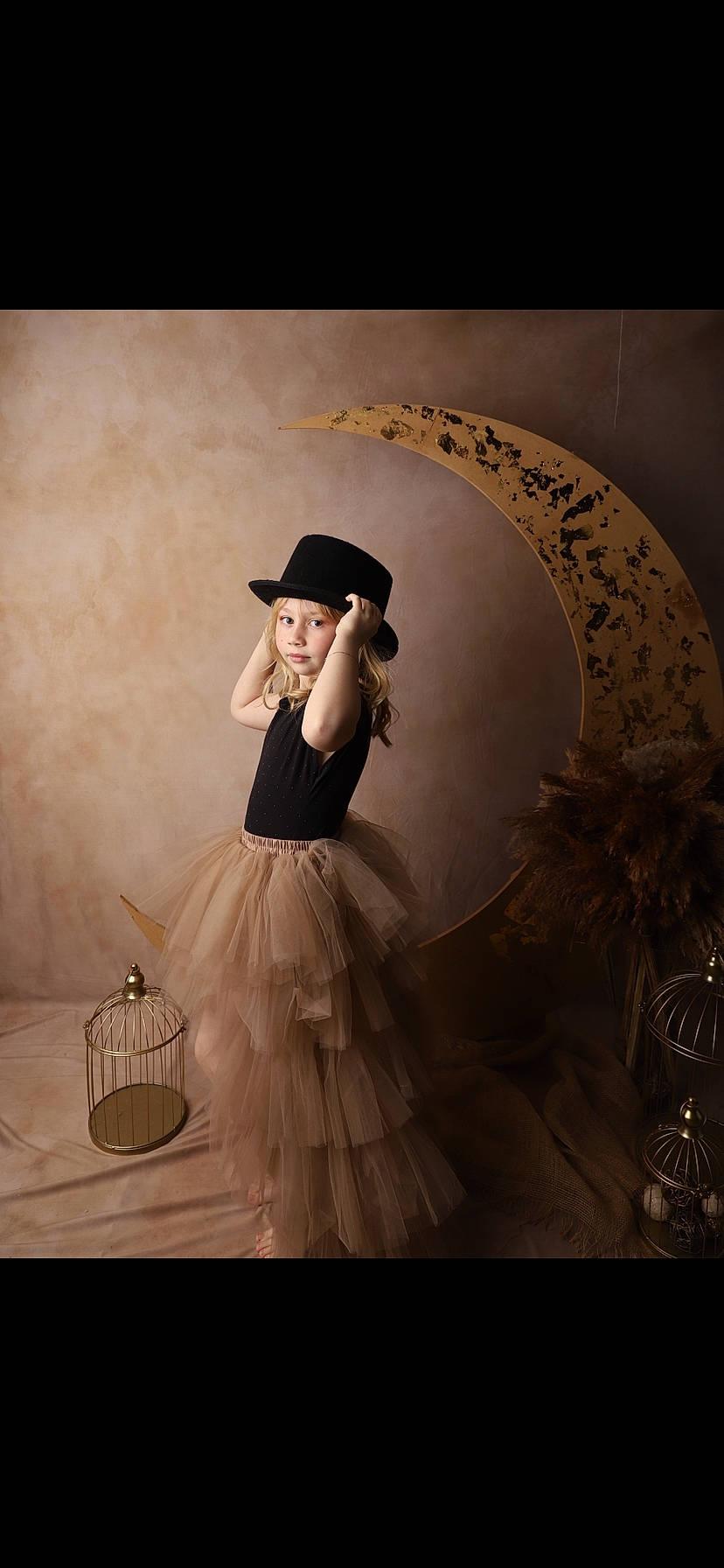 Jade participe au concours pour gagner de l'argent avec cette photo : art, costume_design, day_dress, embellishment, fashion_accessory, fashion_design, flash_photography, formal_wear, gown, hat, haute_couture, headgear, headwear, hoopskirt, painting, person, ruffle, sun_hat, tints_and_shades, victorian_fashion