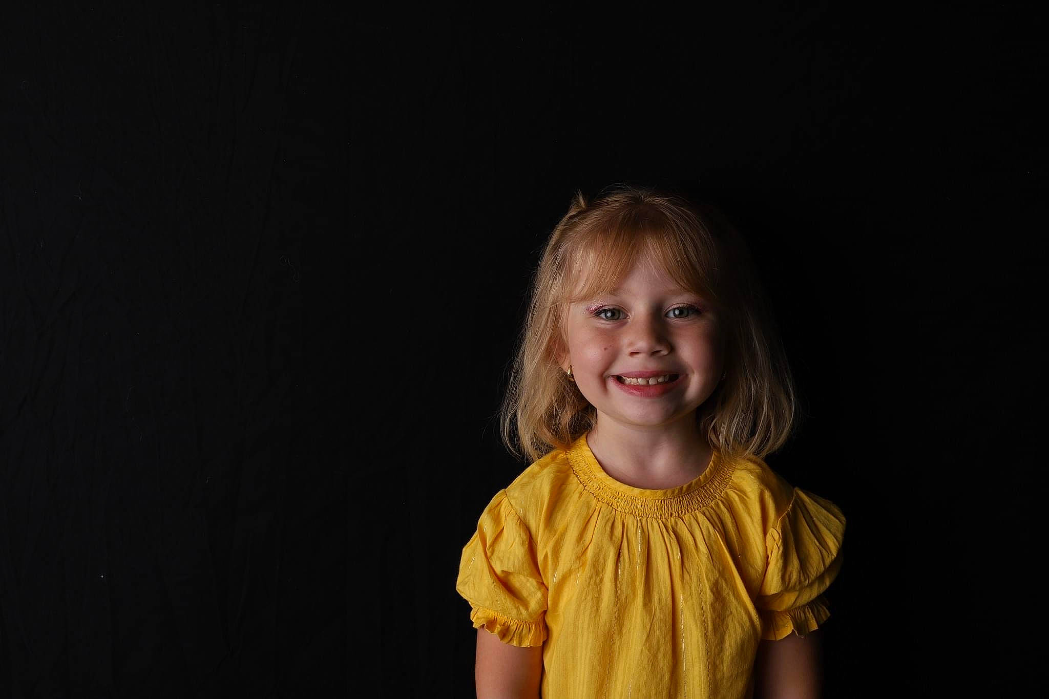 Jade participe au concours pour gagner de l'argent avec cette photo : blond, brown_hair, cheek, child, chin, darkness, event, eye, facial_expression, flash_photography, fun, hairstyle, happy, iris, joy, nose, person, sleeve, smile, standing