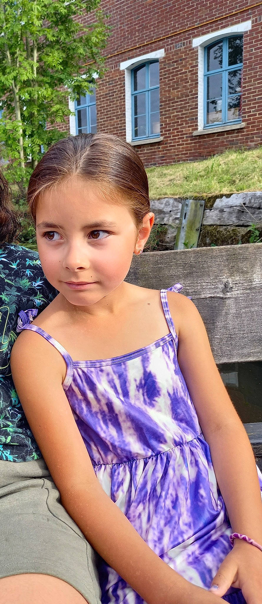 Shayna a rejoint le concours — aidez-le/la à gagner de superbes lots ! brown_hair, child, day_dress, electric_blue, facial_expression, fun, grass, happy, jewellery, joy, leisure, long_hair, people_in_nature, person, plant, portrait_photography, shoulder, sitting, spring, tree