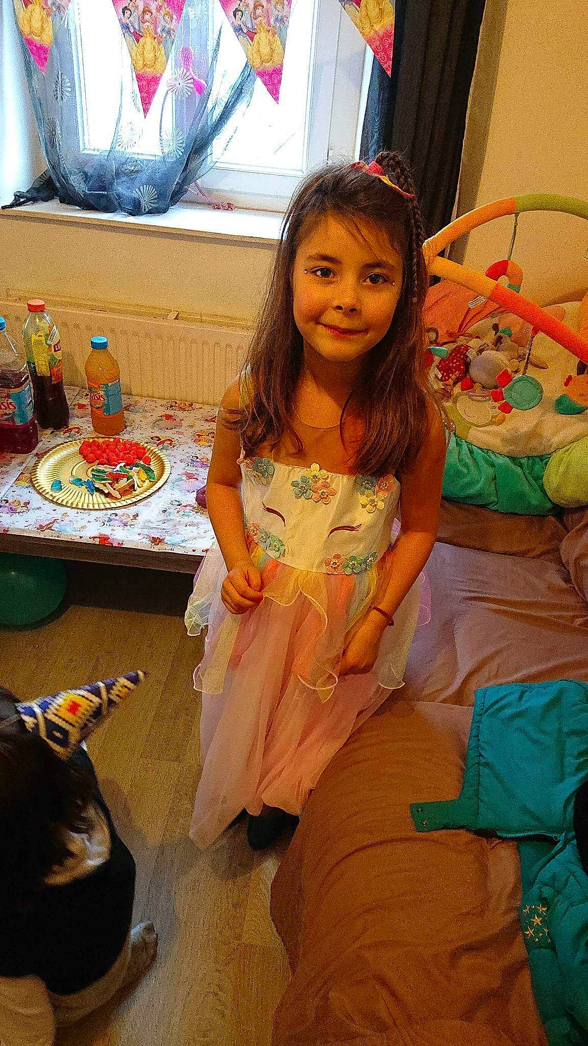 Shayna a rejoint le concours — aidez-le/la à gagner de superbes lots ! abdomen, bag, child, event, fashion_design, fun, happy, joy, luggage_and_bags, party, pattern, peach, person, play, room, sitting, sleeve, smile, thigh, visual_arts