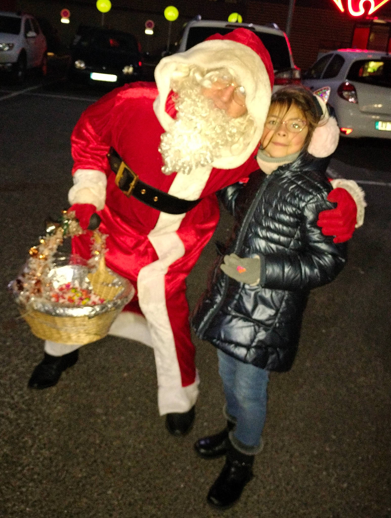 Shayna participe au concours pour gagner de l'argent avec cette photo : automotive_lighting, beard, boot, christmas, christmas_eve, costume, costume_hat, event, fictional_character, fun, fur, hat, holiday, lap, luggage_and_bags, person, santa_claus, sun_hat, tire, tree