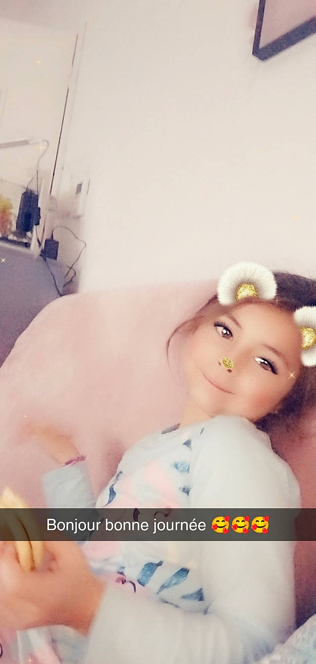 Shayna a rejoint le concours — aidez-le/la à gagner de superbes lots ! abdomen, chest, child, doll, eyelash, fashion_accessory, fur, hair_coloring, happy, headpiece, headwear, jewellery, lip, person, portrait_photography, room, selfie, teddy_bear, toy