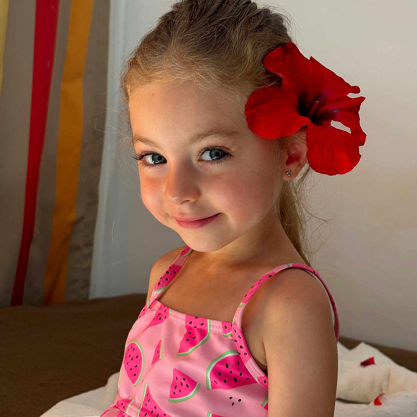 Lyna participe au concours pour gagner de l'argent avec cette photo : child, clothing, dress, face, female, flower, flowerarrangement, flowerbouquet, geranium, girl, hair, happy, head, hibiscus, person, petal, photography, plant, portrait, smile