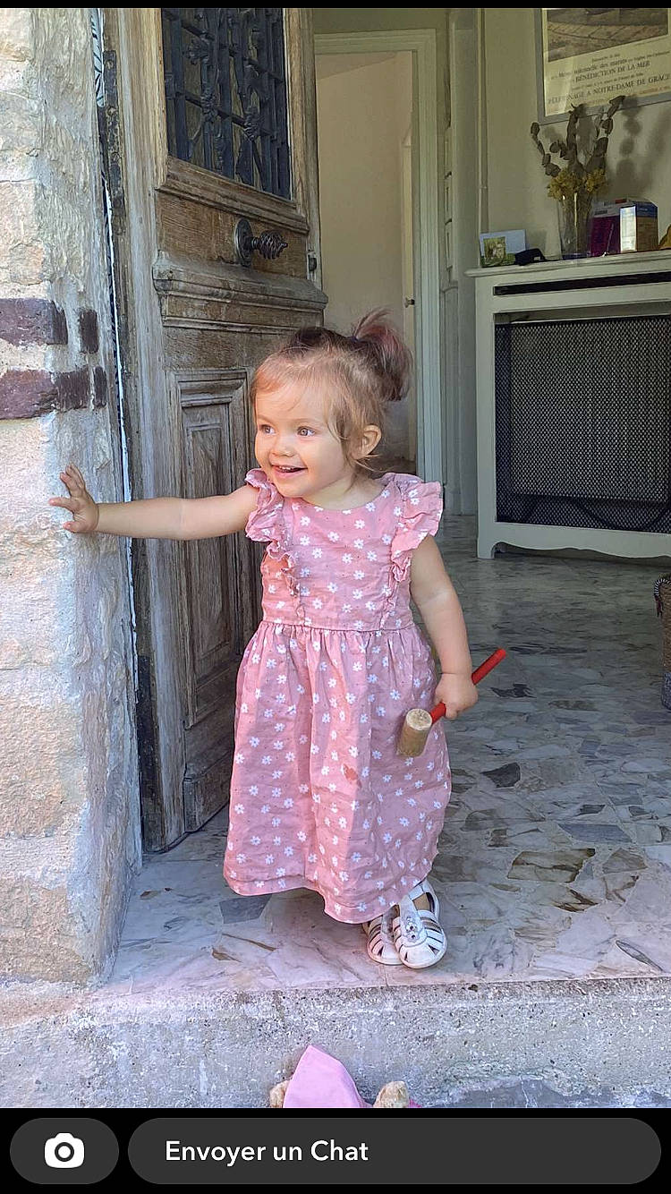 Amy a rejoint le concours — aidez-le/la à gagner de superbes lots ! baby_toddler_clothing, cabinetry, child, door, flooring, fun, home_door, houseplant, human_leg, joy, magenta, pattern, person, pink, purple, sandal, sitting, smile, standing, toddler