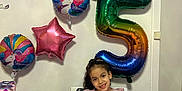 Widad a rejoint le concours — aidez-le/la à gagner de superbes lots ! child, birthday, cake, balloons, number_five, unicorn, star_balloon, tablecloth, party, celebration, smiling, girl, indoor, gift_wrapped_presents, pink, colorful, happy, food, candle, hair