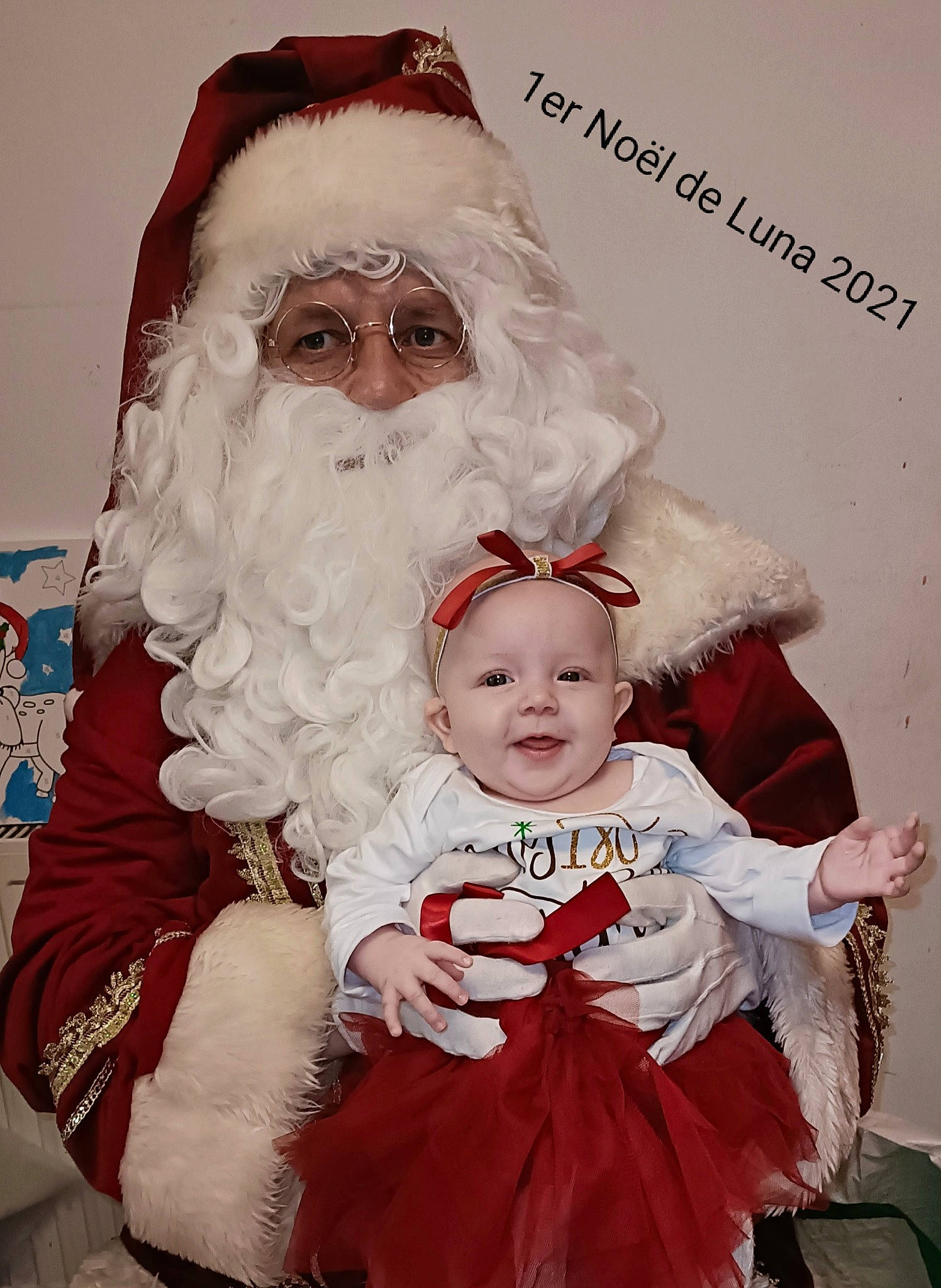 Luna participe au concours pour gagner de l'argent avec cette photo : baby, baby_toddler_clothing, beard, christmas, christmas_eve, costume_hat, event, facial_hair, fictional_character, fun, fur, happy, hat, headgear, holiday, lap, person, santa_claus, smile, toddler