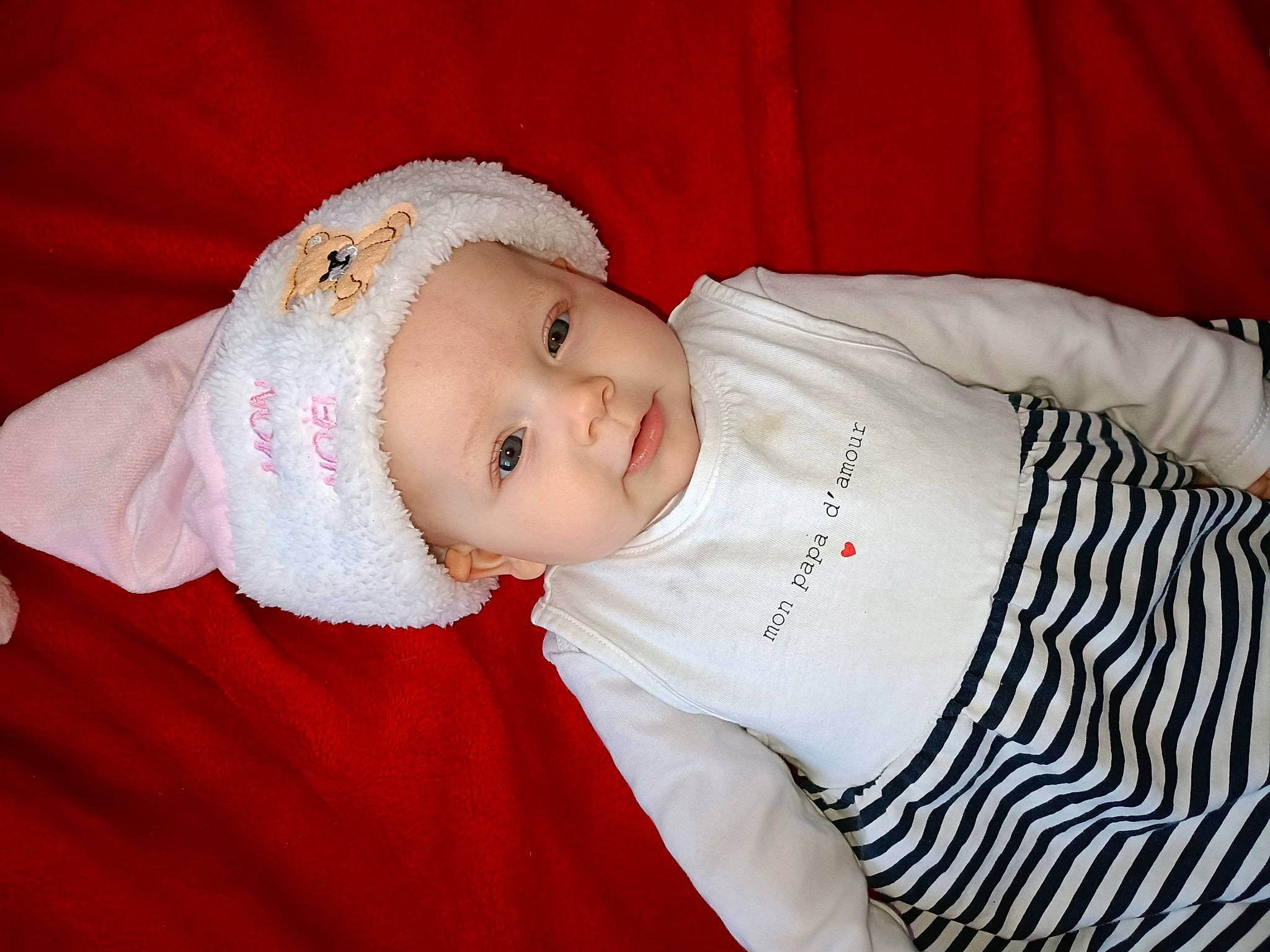 Luna participe au concours pour gagner de l'argent avec cette photo : baby, baby_toddler_clothing, cheek, child, christmas, clothing, comfort, costume_hat, elbow, event, face, happy, hat, headgear, headwear, pattern, person, portrait_photography, sitting, sleeve
