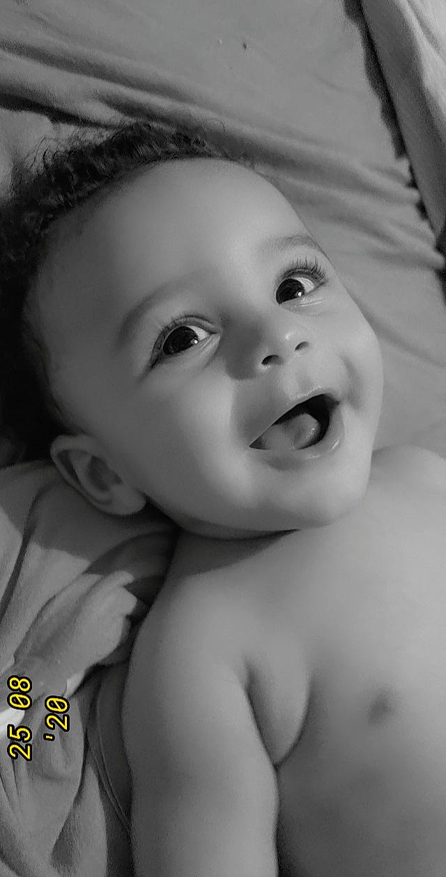 Travis a rejoint le concours — aidez-le/la à gagner de superbes lots ! baby, beauty, black_and_white, cheek, child, chin, eye, eyebrow, face, facial_expression, forehead, head, lip, mouth, nose, organ, person, photograph, skin, smile