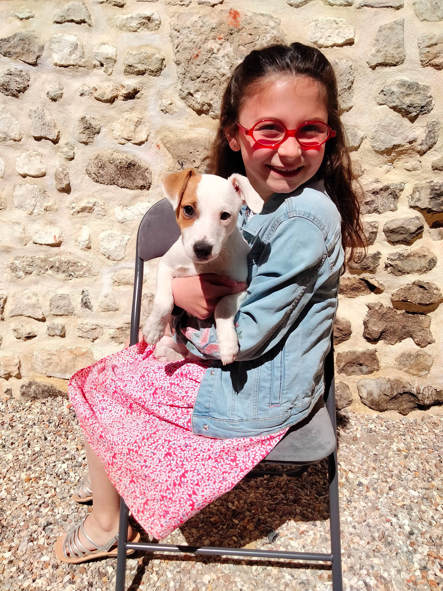 Lisa a rejoint le concours — aidez-le/la à gagner de superbes lots ! carnivore, comfort, companion_dog, dog, dog_breed, dog_supply, eyewear, fawn, fun, happy, joy, leash, leisure, person, recreation, sitting, smile, street_fashion, sunglasses, toy