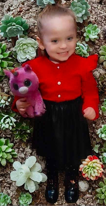 Andrea a rejoint le concours — aidez-le/la à gagner de superbes lots ! baby, baby_toddler_clothing, beauty, botany, flower, garden, grass, green, happy, joy, leaf, organ, people_in_nature, person, petal, pink, plant, sleeve, smile, toddler